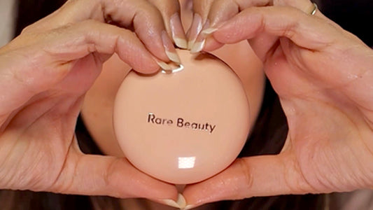 Rare Beauty: Positive Light enlumineur toucher Soyeux - Iluminador con Acabado Natural