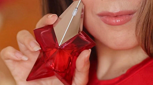 Angel Nova de Mugler: El Perfume Ideal para un Outfit Rojo Llamativo